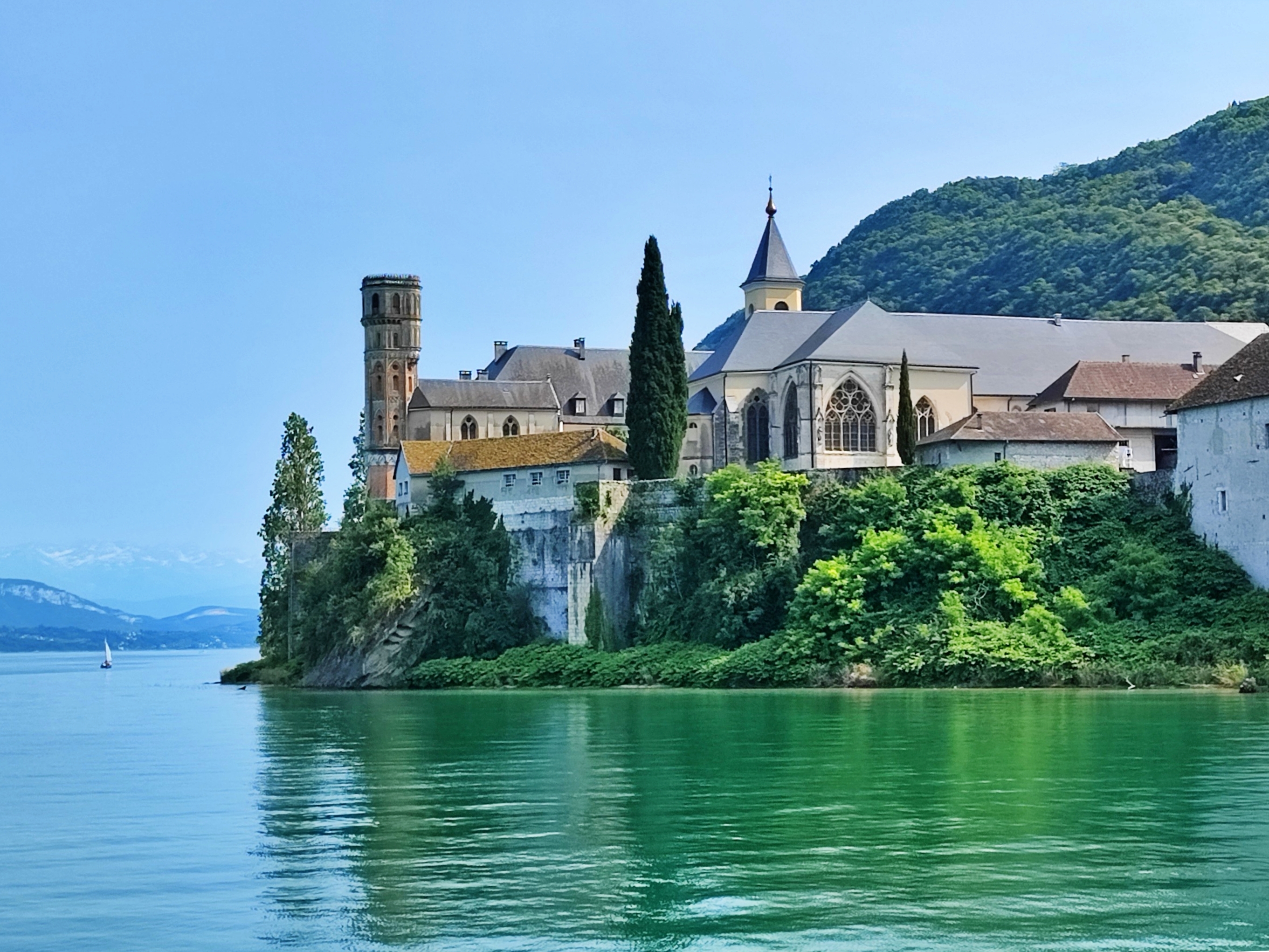 L'Abbaye de Hautecombe, au bord du lac du Bourget