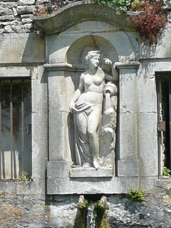 Statue_Chateau_de_Bussy_Rabutin.jpg