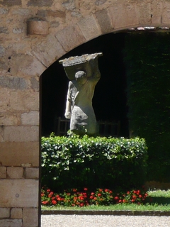 Statue_vendengeur-Chateau_du_Clos_de_Vougeot.jpg